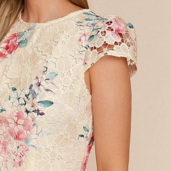 Elegant Women's Lace & Ditsy Floral Asymmetrical Hem Romantic Short Sleeve dress - Picture 3 of 5